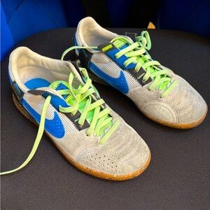 USED- Nike Streetgato Low-Top Soccer Futsal Shoes boys size 2.5Y